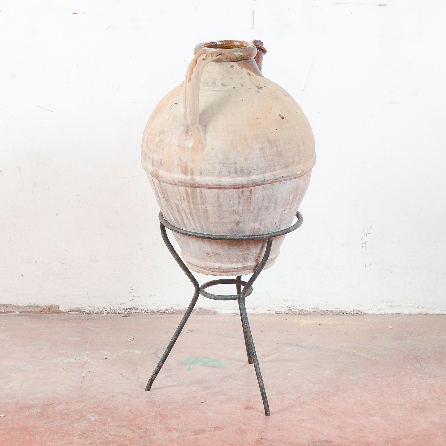 Anfora in terracotta con base