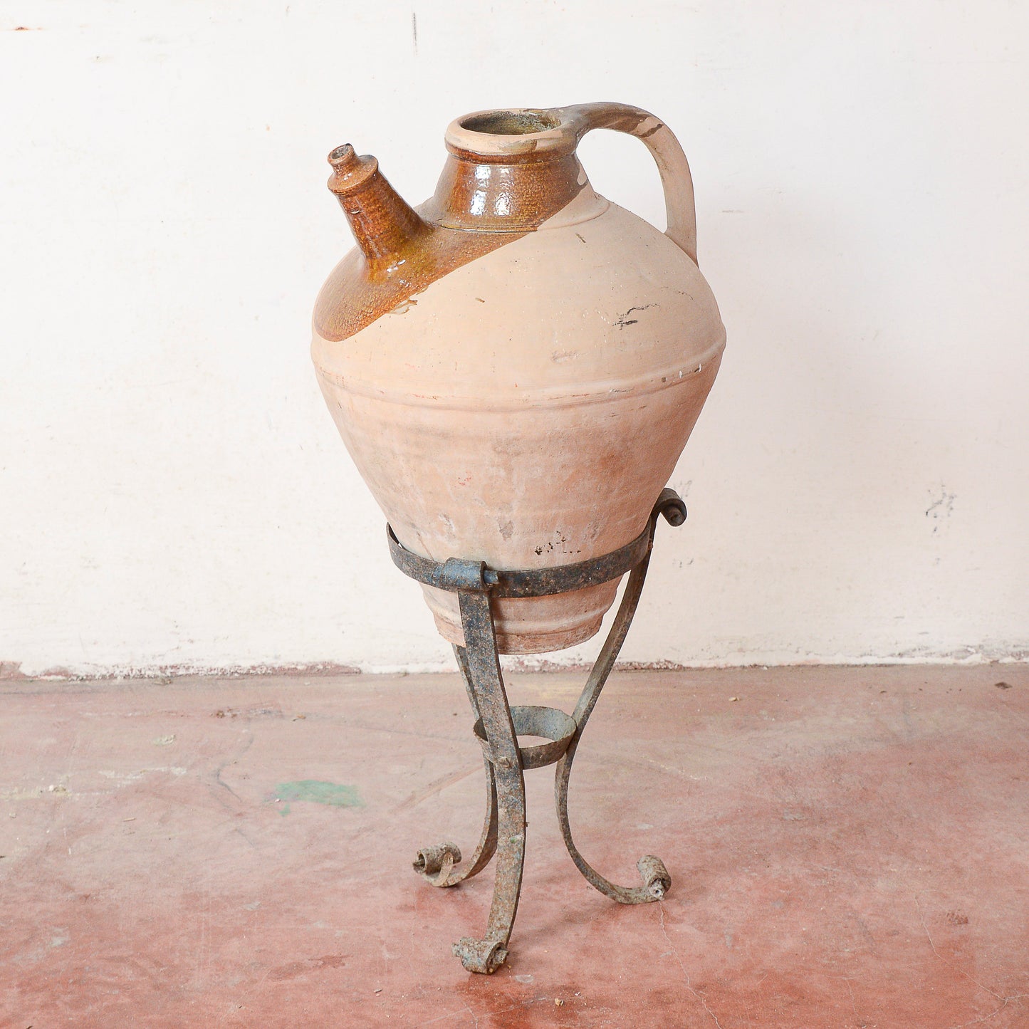 Anfora in terracotta con base
