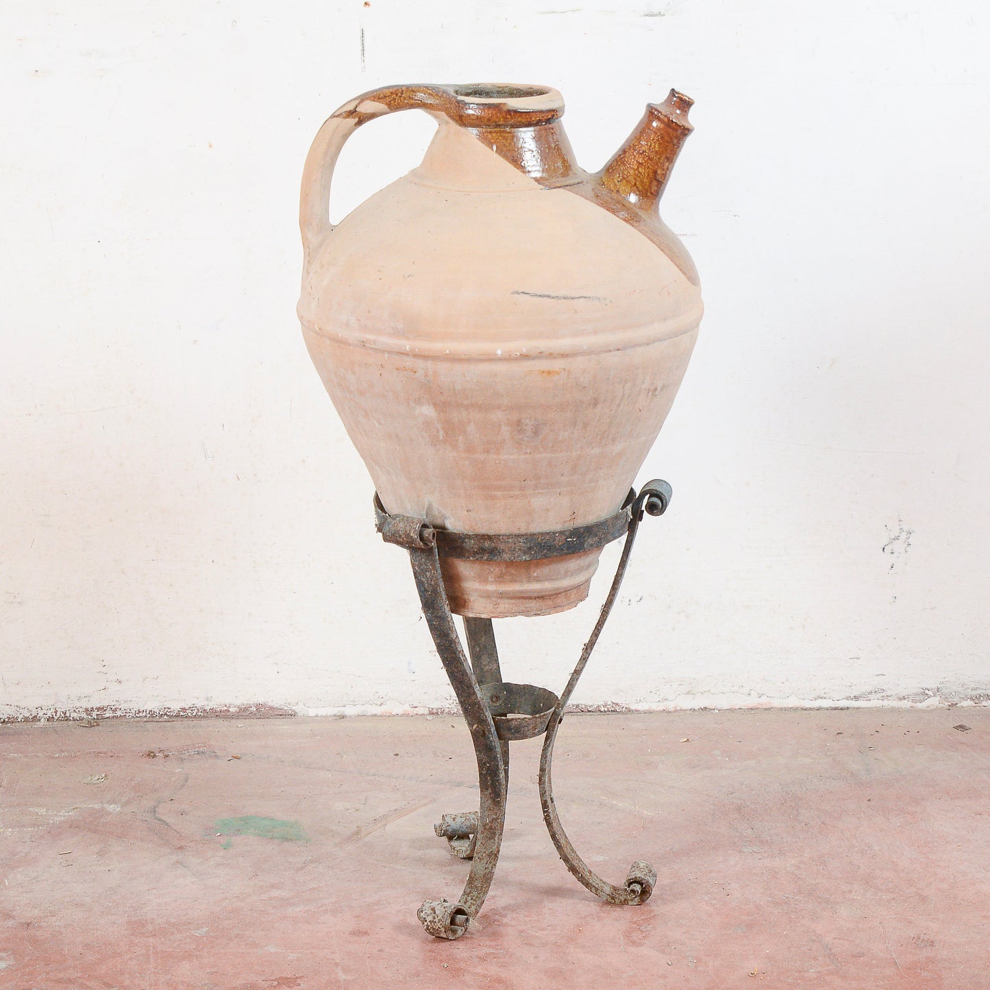 Anfora in terracotta con base