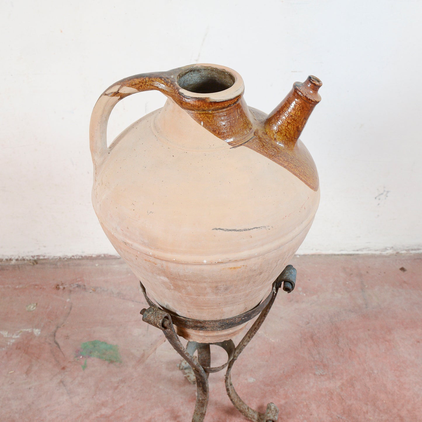 Anfora in terracotta con base