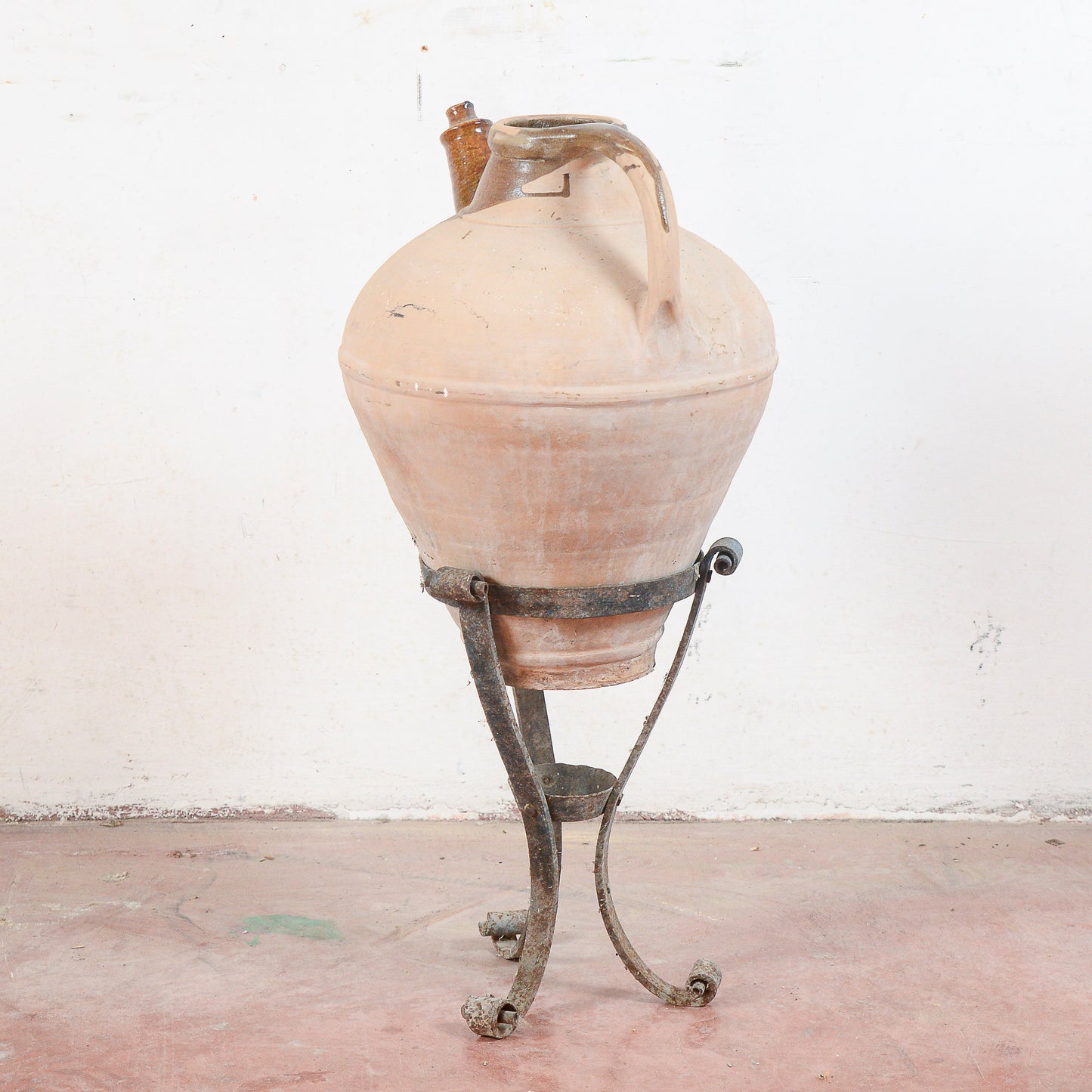 Anfora in terracotta con base