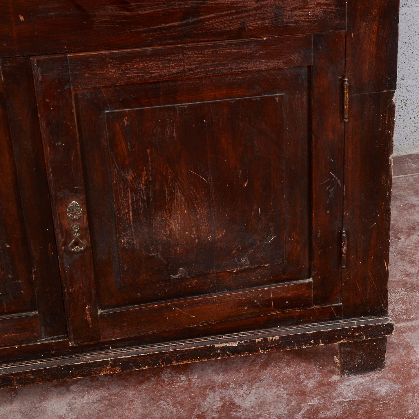 Angoliera vetrina con ripiani  intarsiata epoca 800