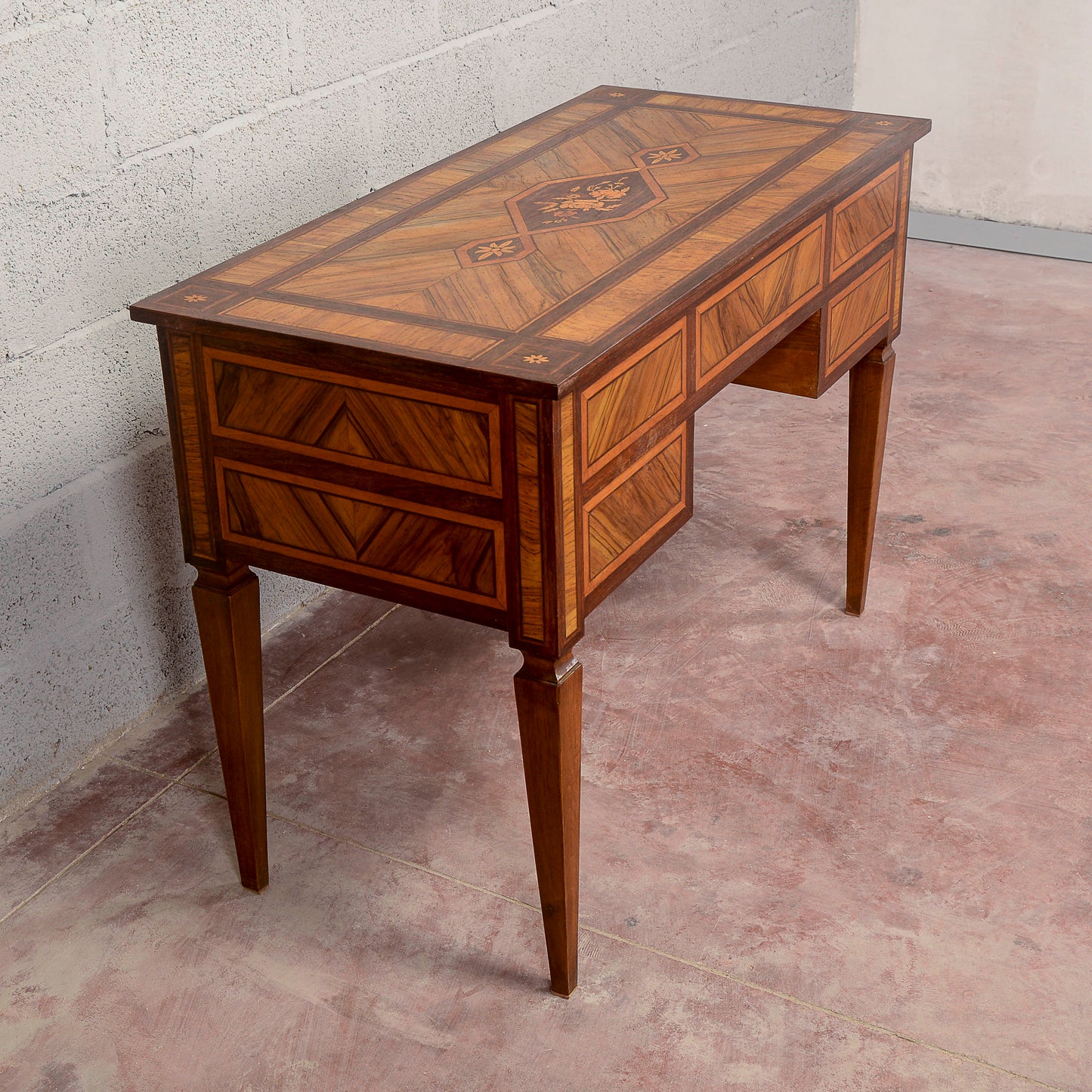 Scrivania cassetti intarsi epoca stile 700