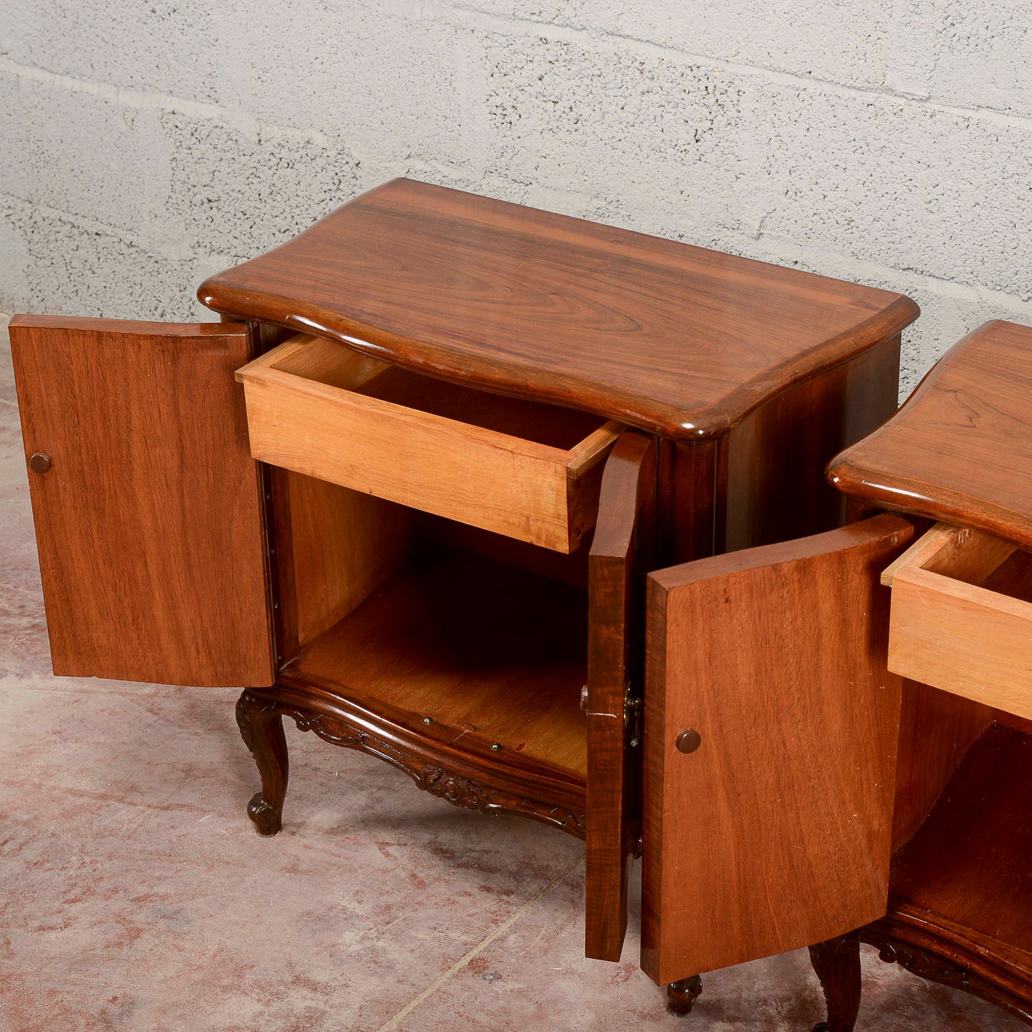 Coppia comodini mid century  impiallacciati in noce