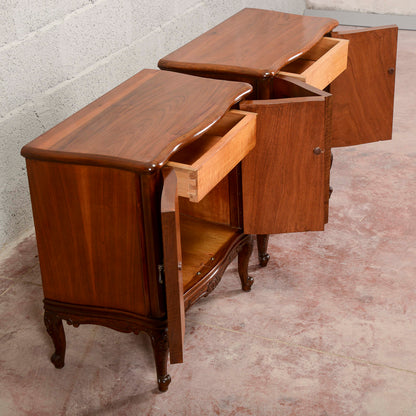 Coppia comodini mid century  impiallacciati in noce
