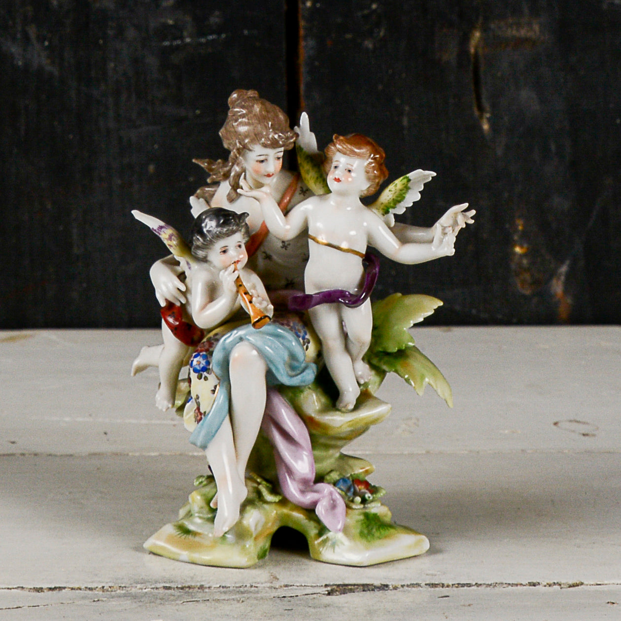 Statua scultura capodimonte donna dama con putti musici scena bucolica