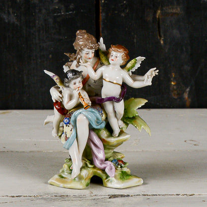 Statua scultura capodimonte donna dama con putti musici scena bucolica