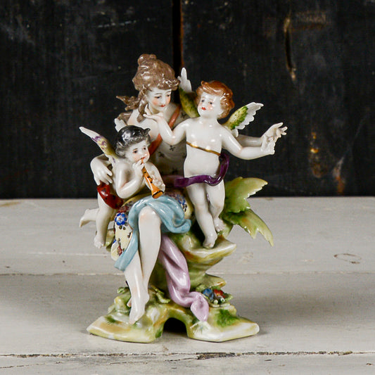Statua scultura capodimonte donna dama con putti musici scena bucolica
