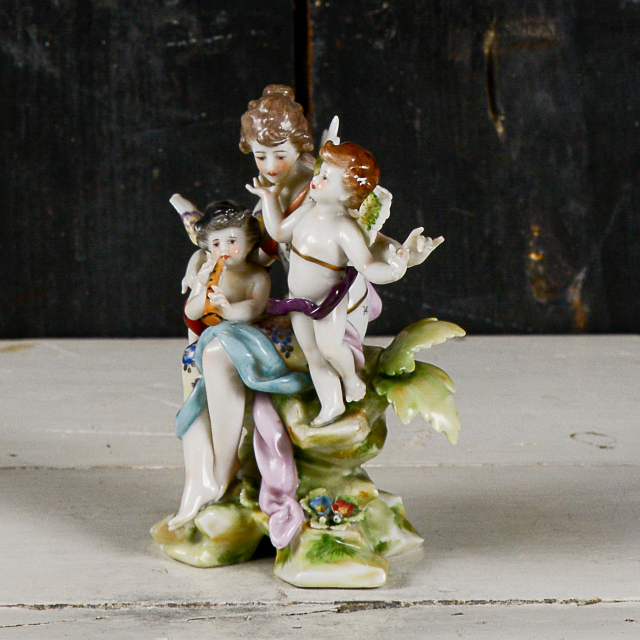 Statua scultura capodimonte donna dama con putti musici scena bucolica