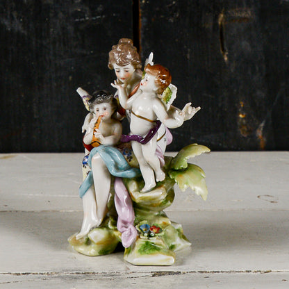 Statua scultura capodimonte donna dama con putti musici scena bucolica