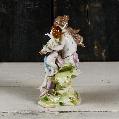 Statua scultura capodimonte donna dama con putti musici scena bucolica