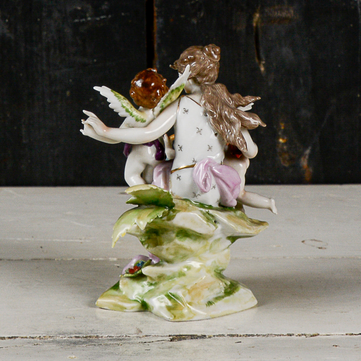 Statua scultura capodimonte donna dama con putti musici scena bucolica