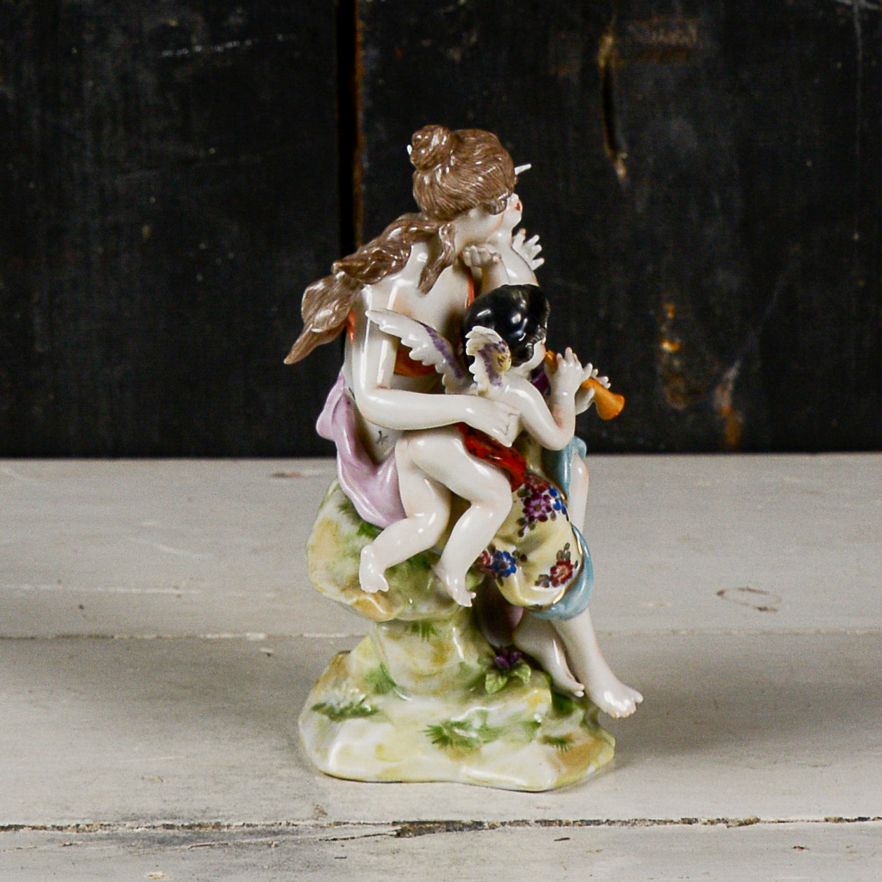 Statua scultura capodimonte donna dama con putti musici scena bucolica