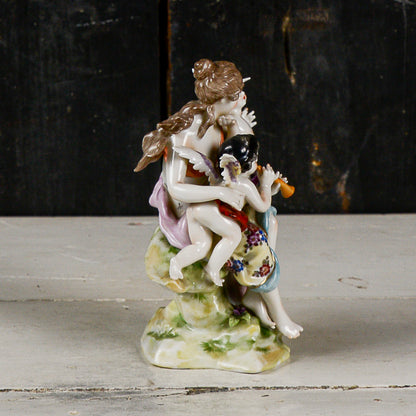 Statua scultura capodimonte donna dama con putti musici scena bucolica