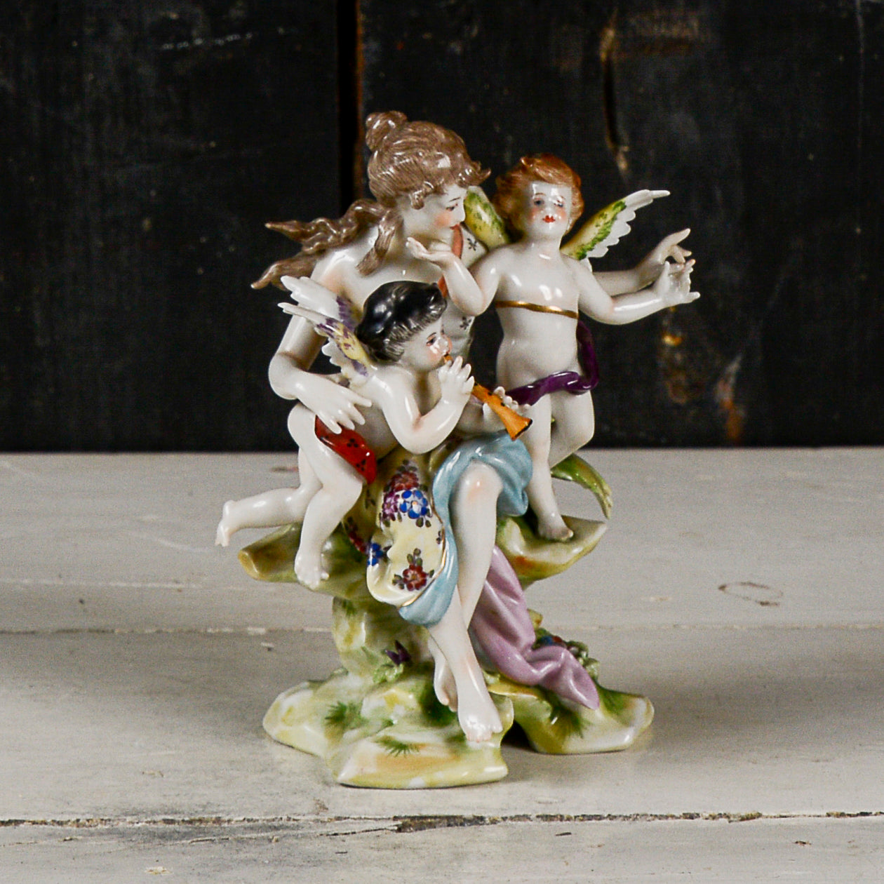 Statua scultura capodimonte donna dama con putti musici scena bucolica
