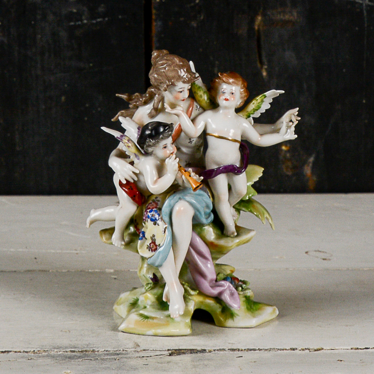 Statua scultura capodimonte donna dama con putti musici scena bucolica