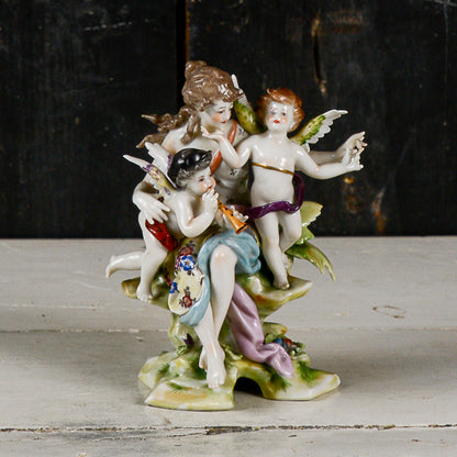 Statua scultura capodimonte donna dama con putti musici scena bucolica