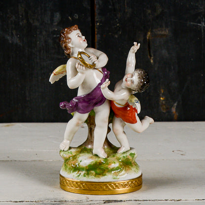 Statua scultura capodimonte putti musicisti danzanti con cembalo