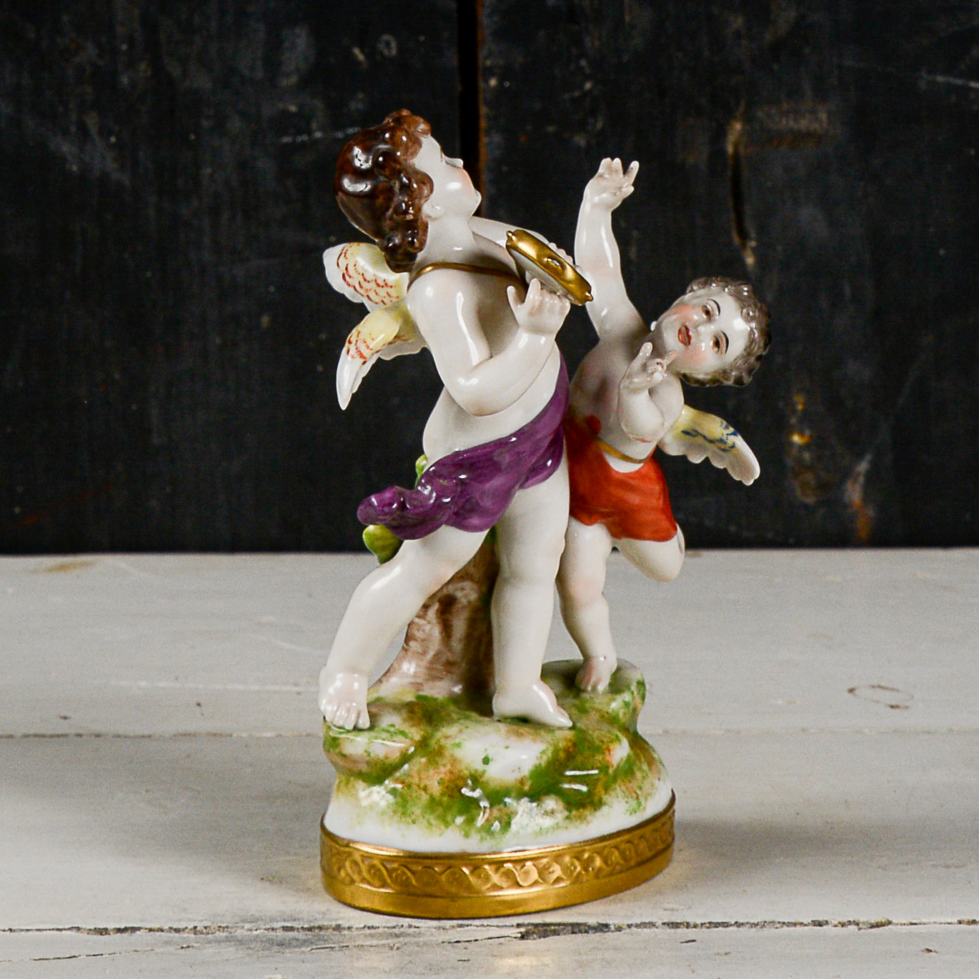 Statua scultura capodimonte putti musicisti danzanti con cembalo