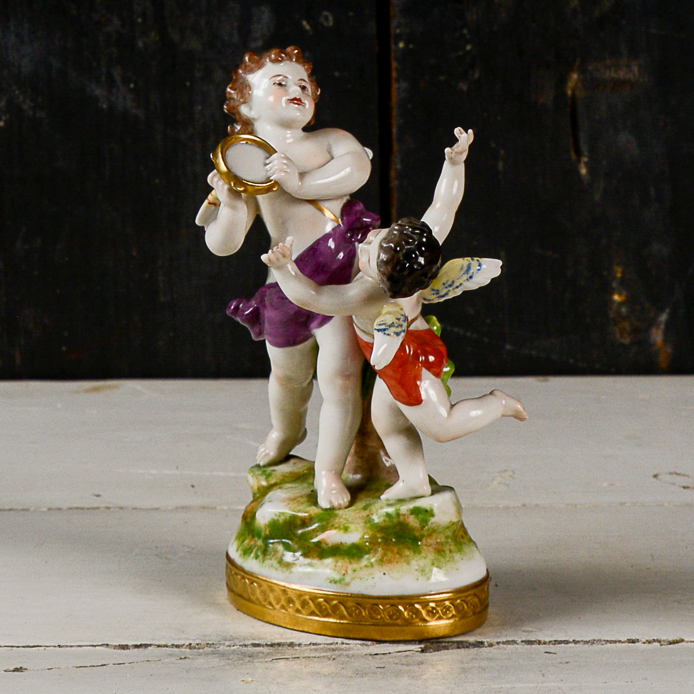 Statua scultura capodimonte putti musicisti danzanti con cembalo