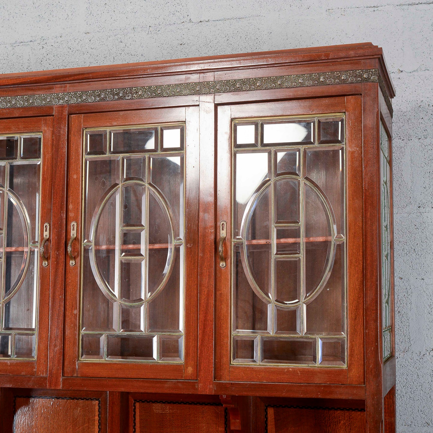 Credenza a due corpi vetrina e piano in marmo
