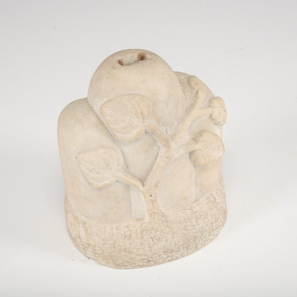Base pietra con decori scolpiti a foglia Italia fine secolo XIX
