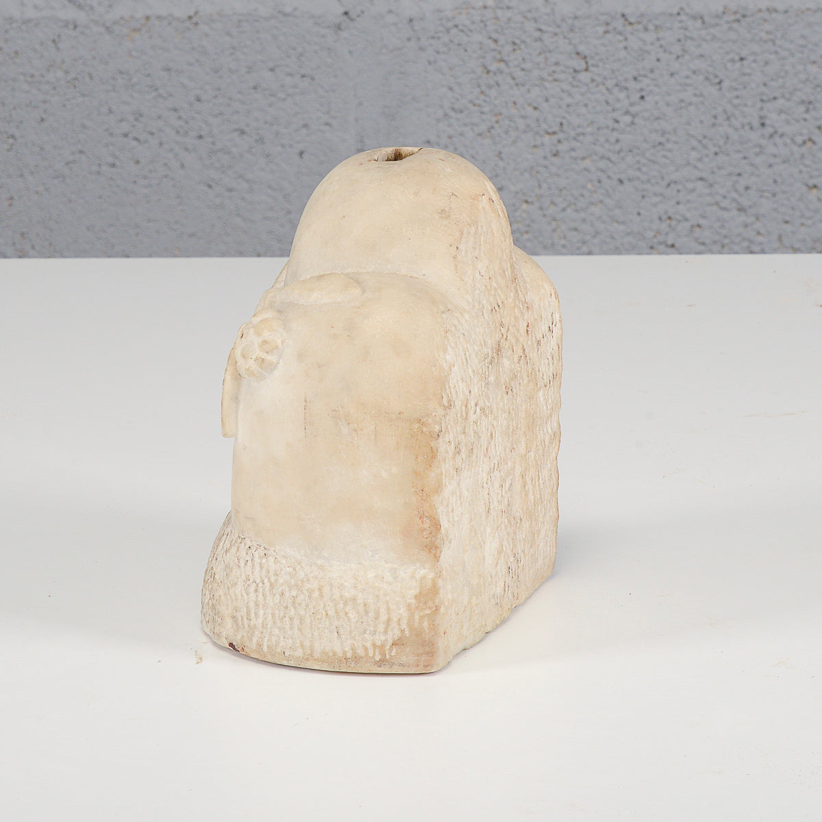 Base pietra con decori scolpiti a foglia Italia fine secolo XIX