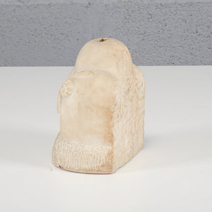 Base pietra con decori scolpiti a foglia Italia fine secolo XIX
