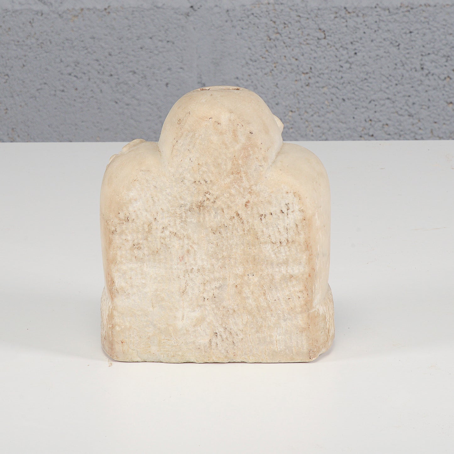 Base pietra con decori scolpiti a foglia Italia fine secolo XIX