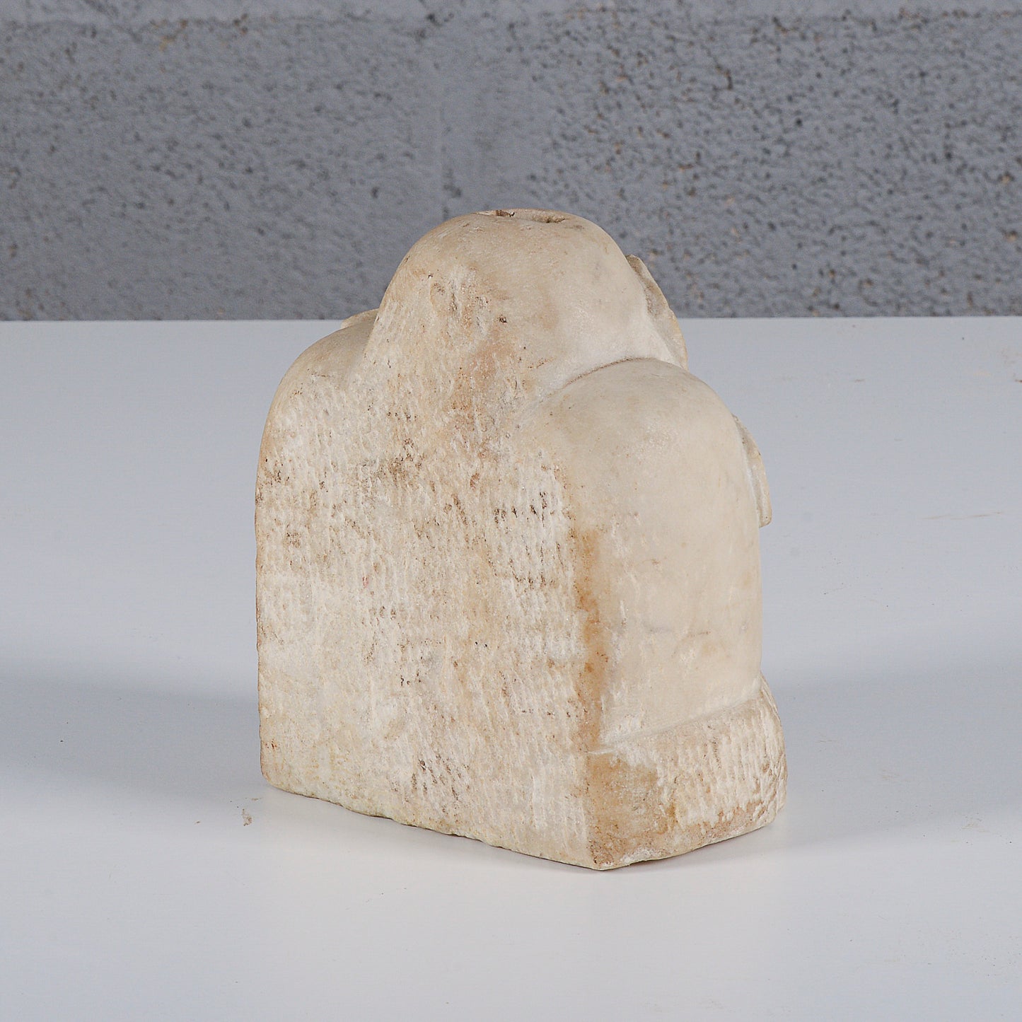 Base pietra con decori scolpiti a foglia Italia fine secolo XIX