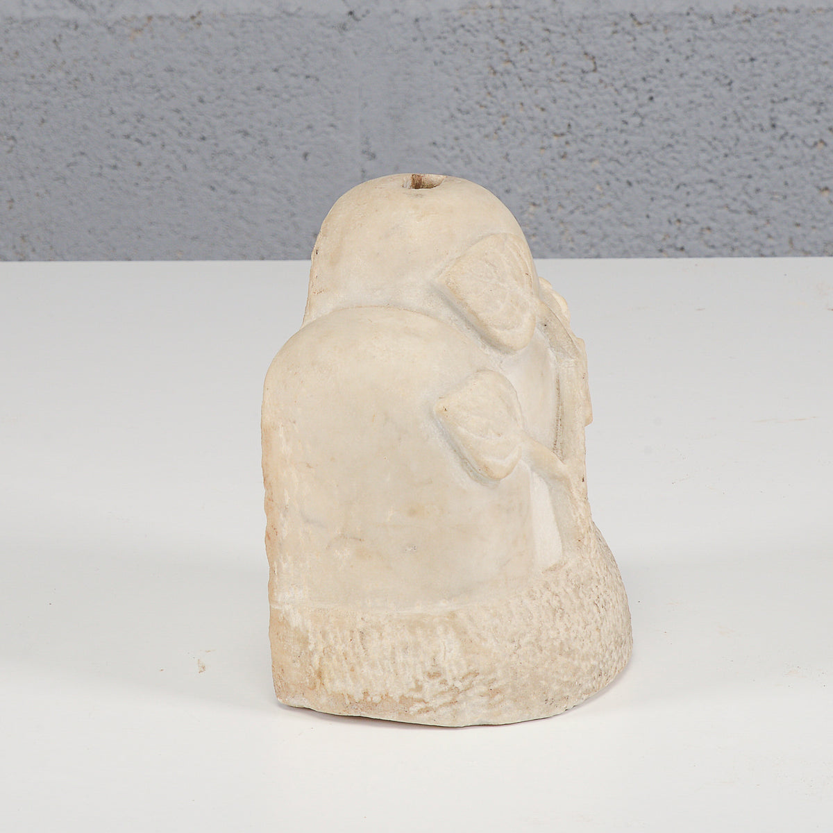Base pietra con decori scolpiti a foglia Italia fine secolo XIX