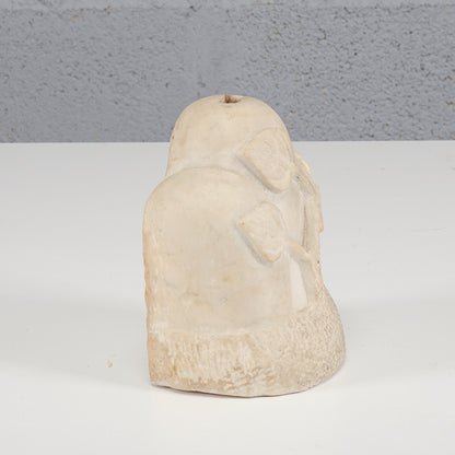 Base pietra con decori scolpiti a foglia Italia fine secolo XIX