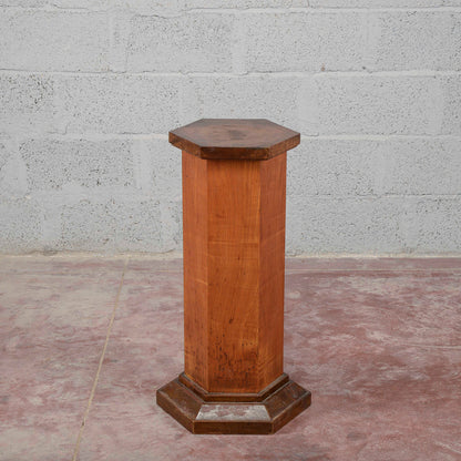Colonna impiallacciata in noce esagonale art deco