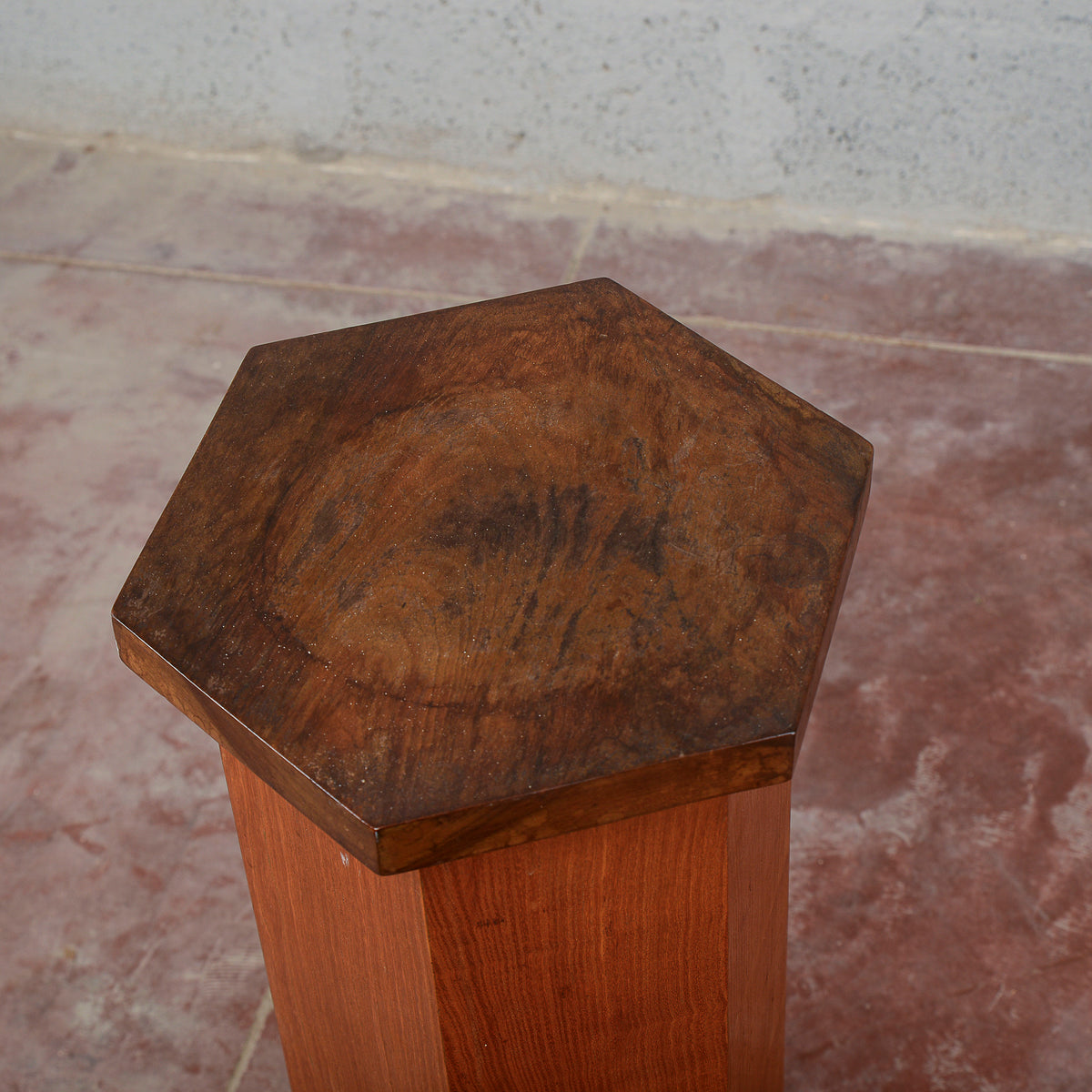 Colonna impiallacciata in noce esagonale art deco