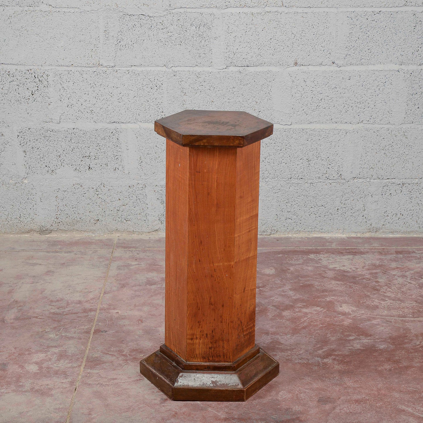 Colonna impiallacciata in noce esagonale art deco