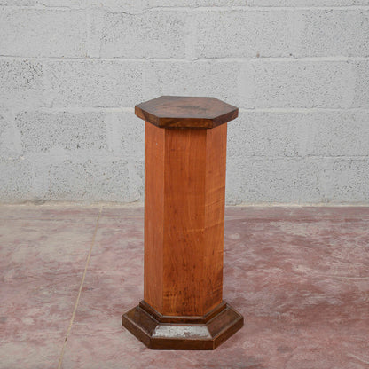 Colonna impiallacciata in noce esagonale art deco