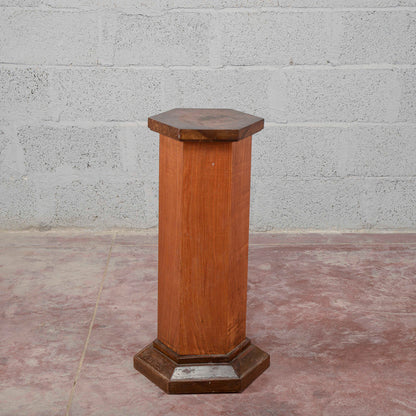Colonna impiallacciata in noce esagonale art deco