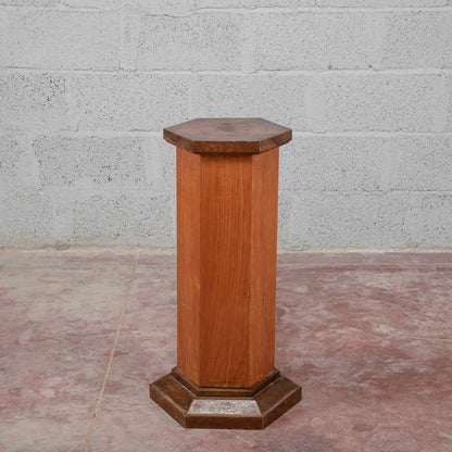 Colonna impiallacciata in noce esagonale art deco