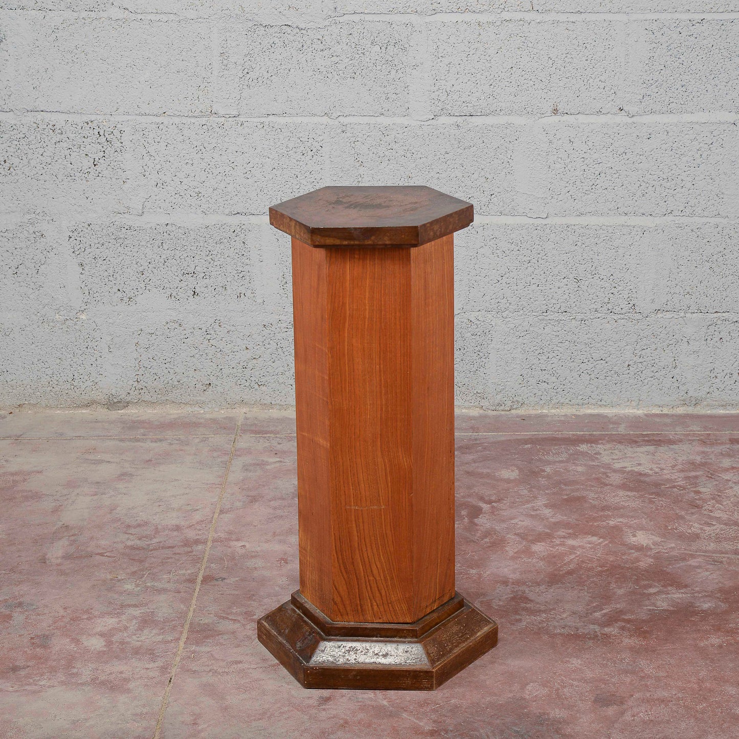 Colonna impiallacciata in noce esagonale art deco