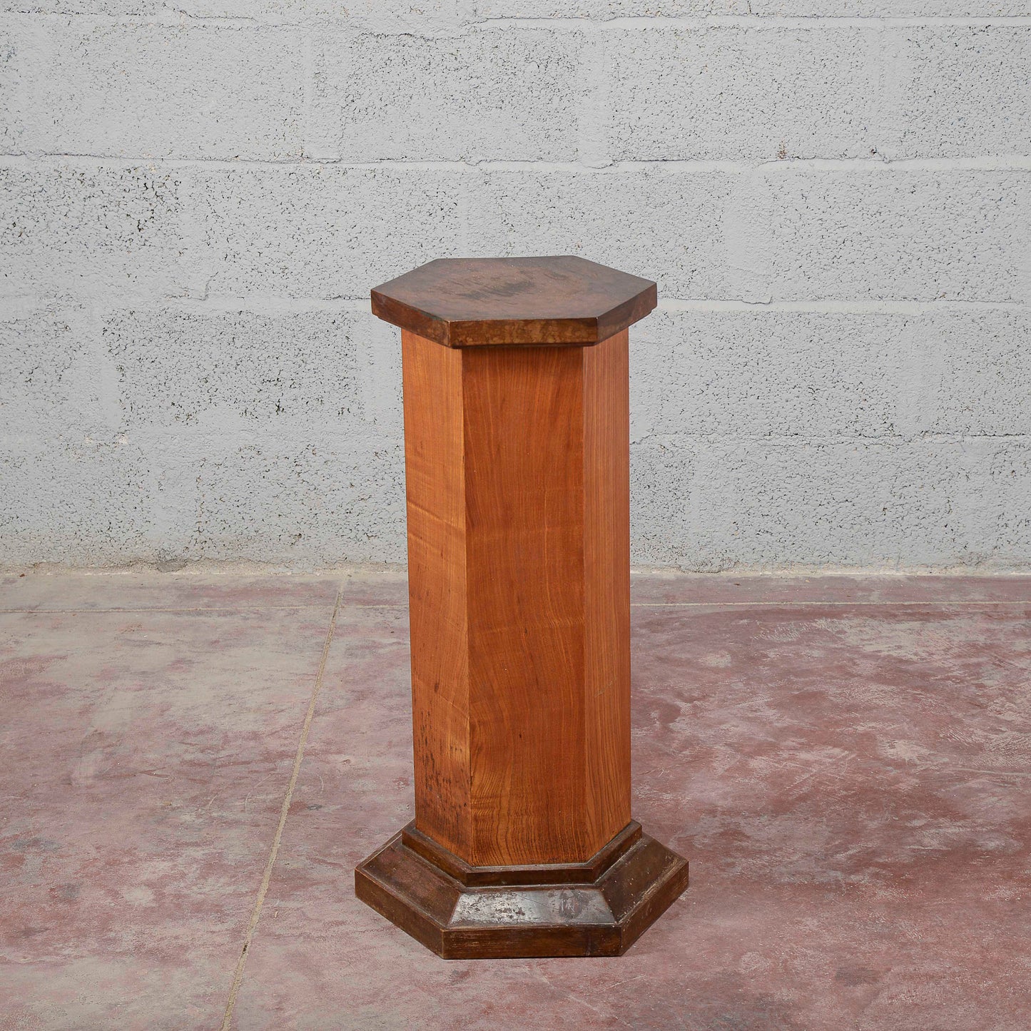 Colonna impiallacciata in noce esagonale art deco