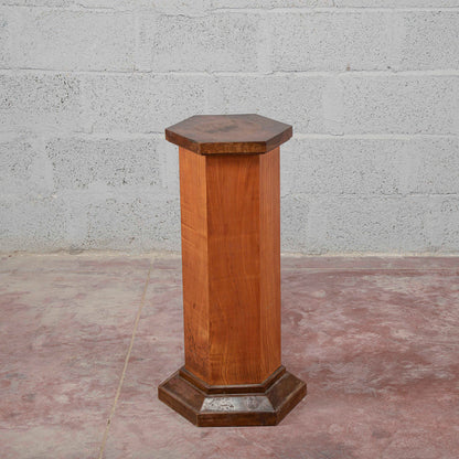 Colonna impiallacciata in noce esagonale art deco