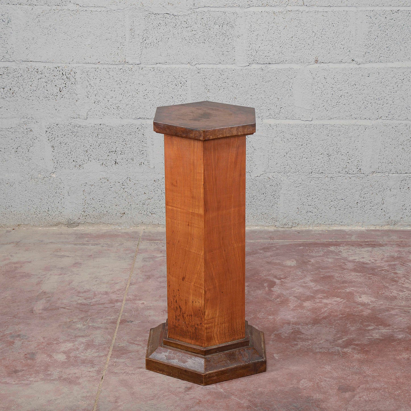 Colonna impiallacciata in noce esagonale art deco