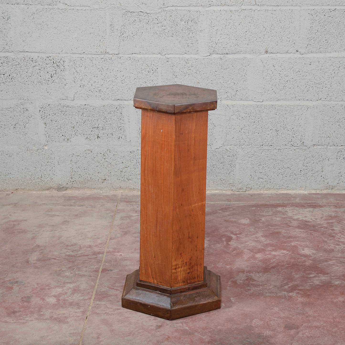 Colonna impiallacciata in noce esagonale art deco