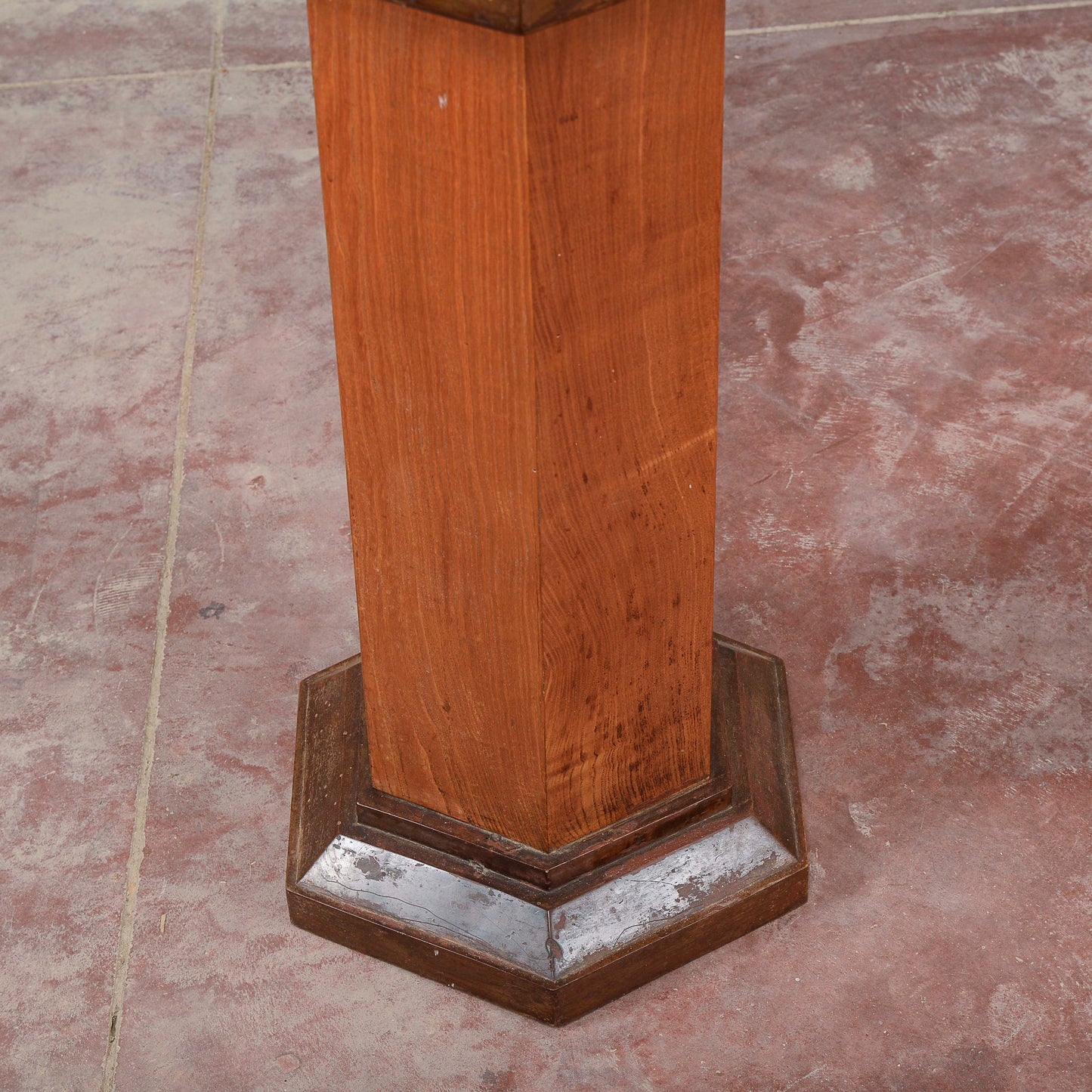 Colonna impiallacciata in noce esagonale art deco
