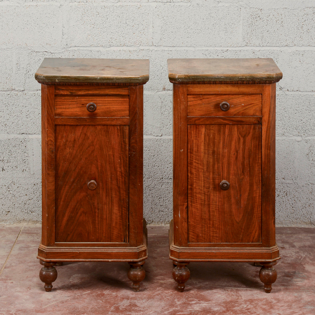 Coppia comodini in abete con piano in marmo epoca XIX secolo