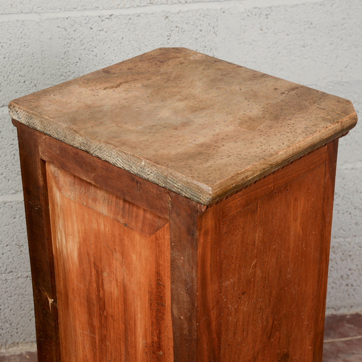 Coppia comodini in abete con piano in marmo epoca XIX secolo