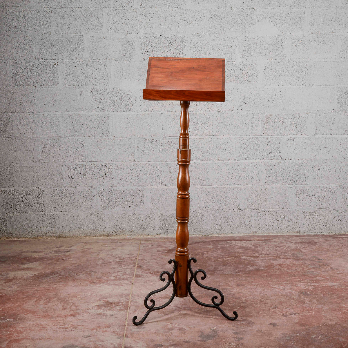 Leggio rifatto stie art deco