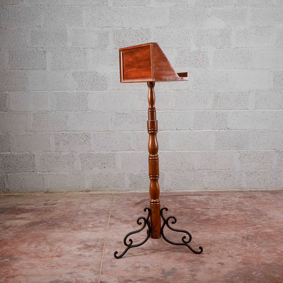 Leggio rifatto stie art deco
