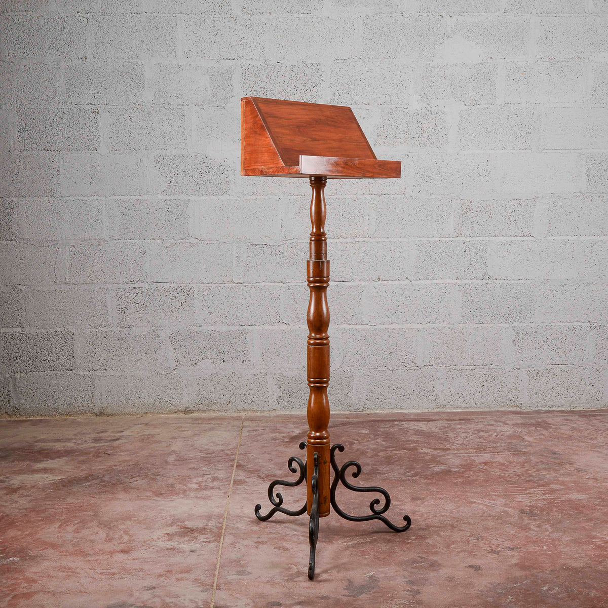 Leggio rifatto stie art deco
