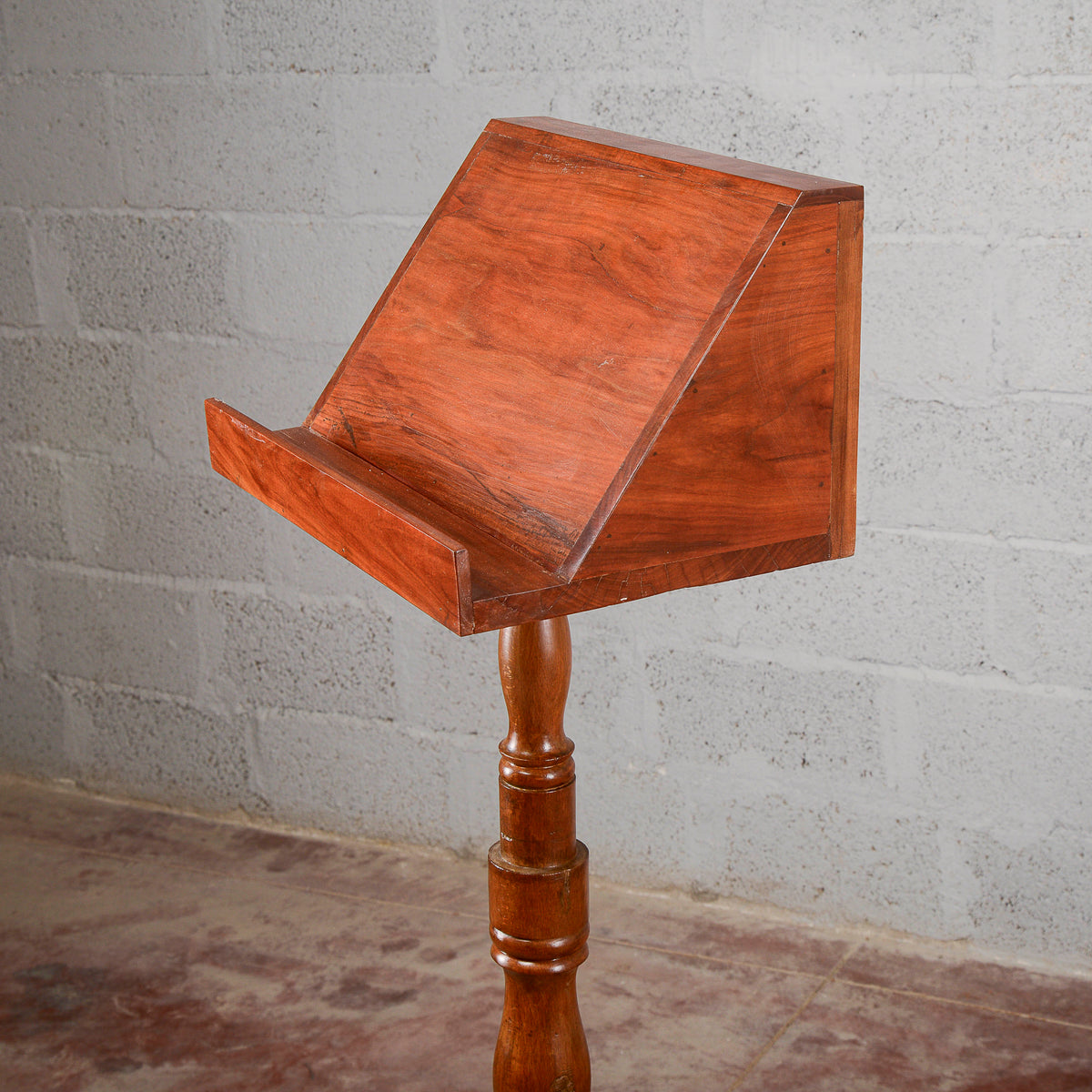 Leggio rifatto stie art deco